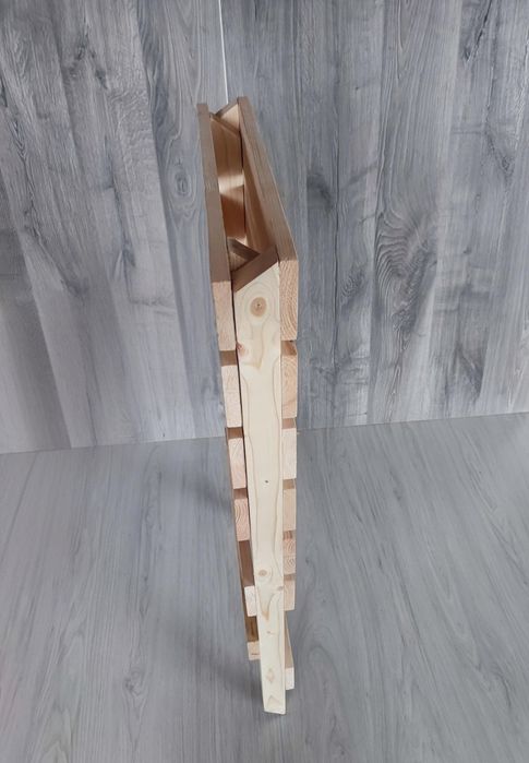 Drewniany leżak ogrodowy