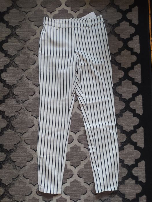 Spodnie cygaretki rurki materiałowe H&M w paczki biało czarne
