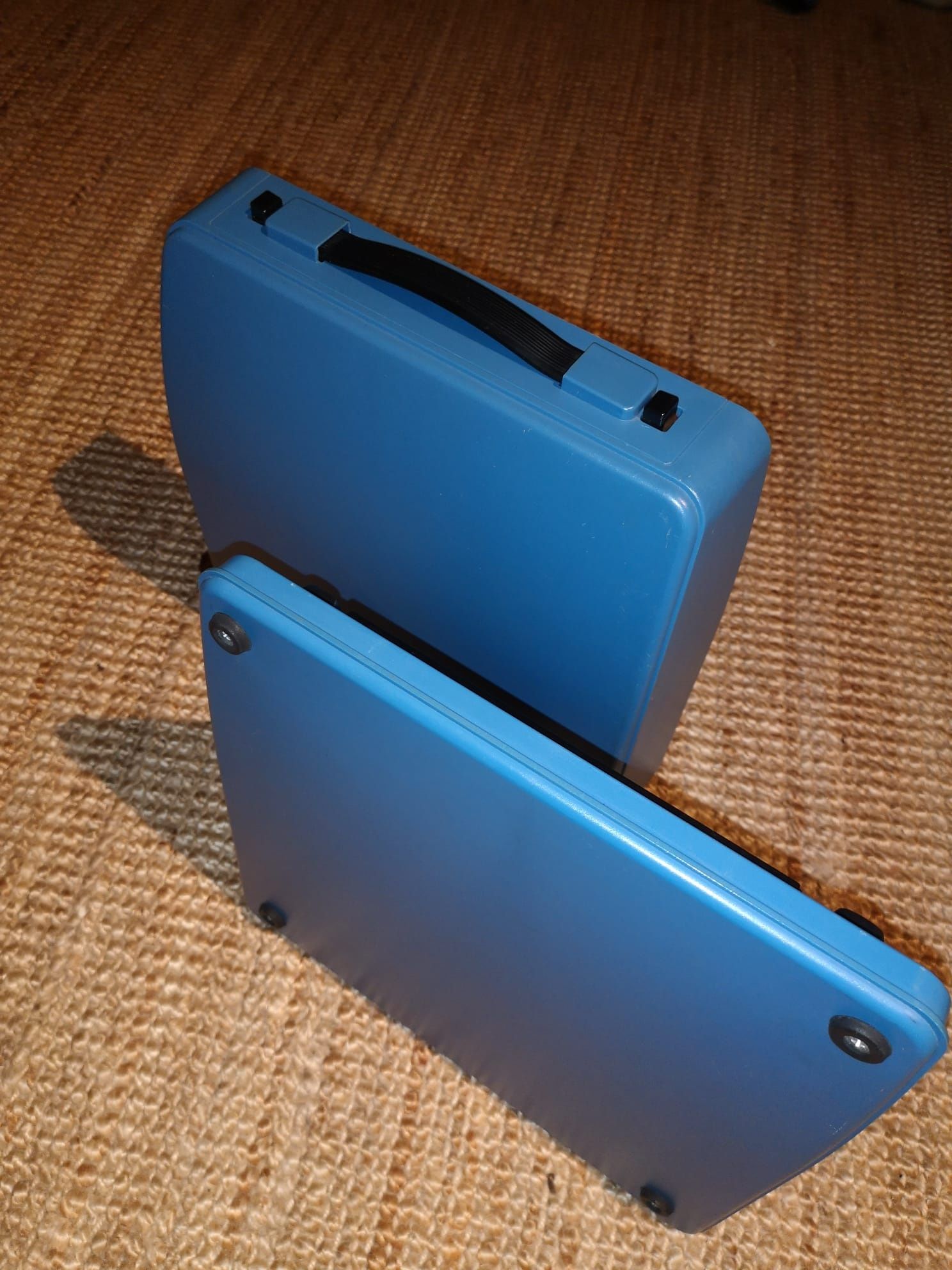 Máquina de escrever Silver Reed SR10
Cor azul