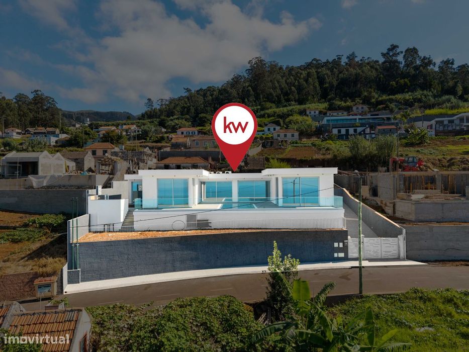 Moradia Térrea de Luxo com Vista Mar – Arco da Calheta!