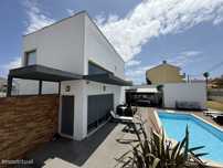 Moradia T5 de Luxo com Piscina e Jardim em Lote de Gaveto