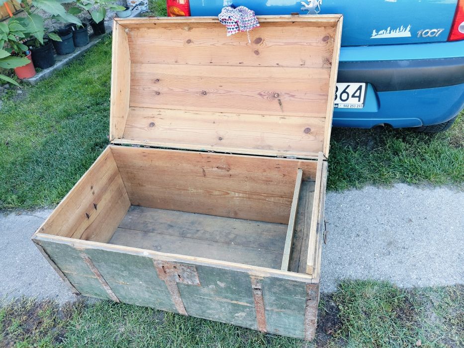 Starocie kufer, oficerki, kołowrotek