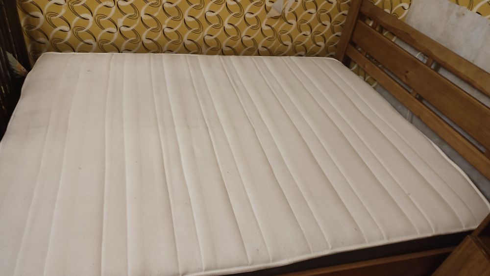 Двоспальне ліжко 200/160 з матрацом.