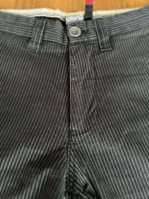 Męskie spodnie w prążki