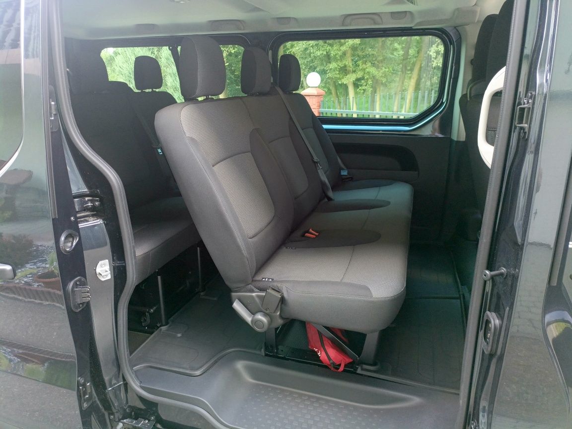 Wynajem busa Renault Trafik 9 osób