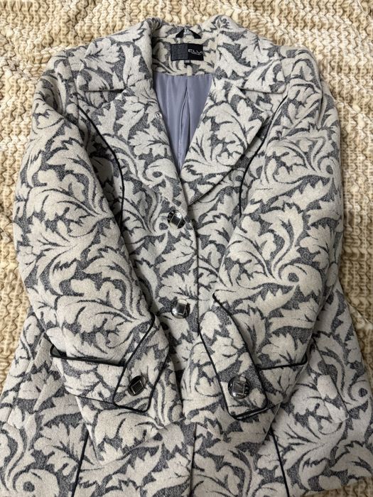 Сіре зимове пальто