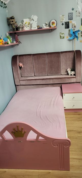 Łóżko dla dziewczynki, zagłówek plus stolik nocny