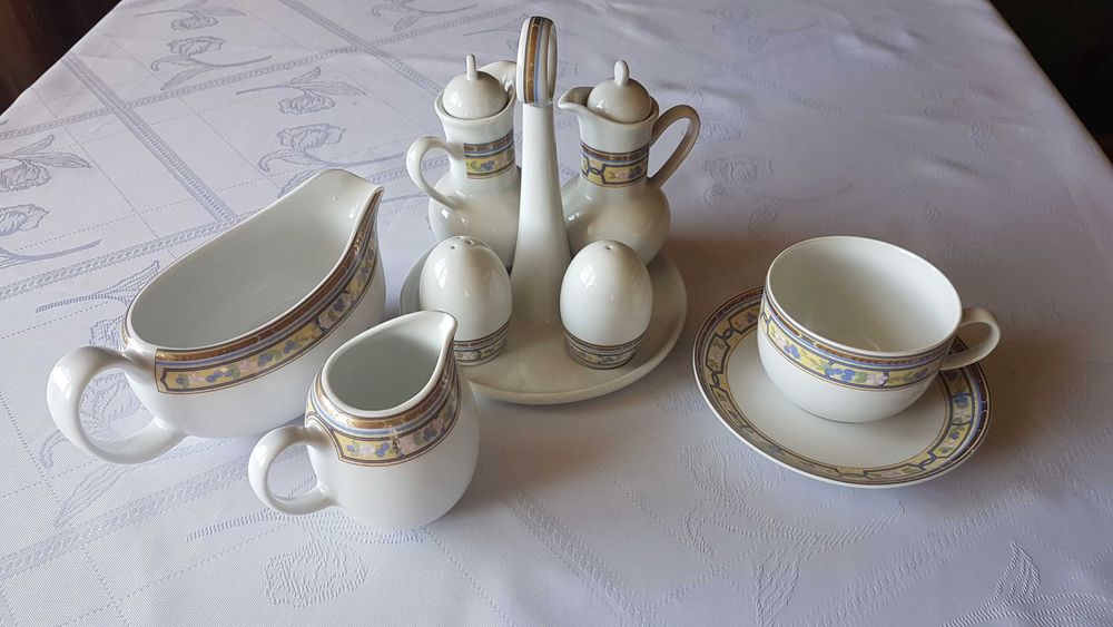 Serwis porcelanowy obiadowy na 12 osób.