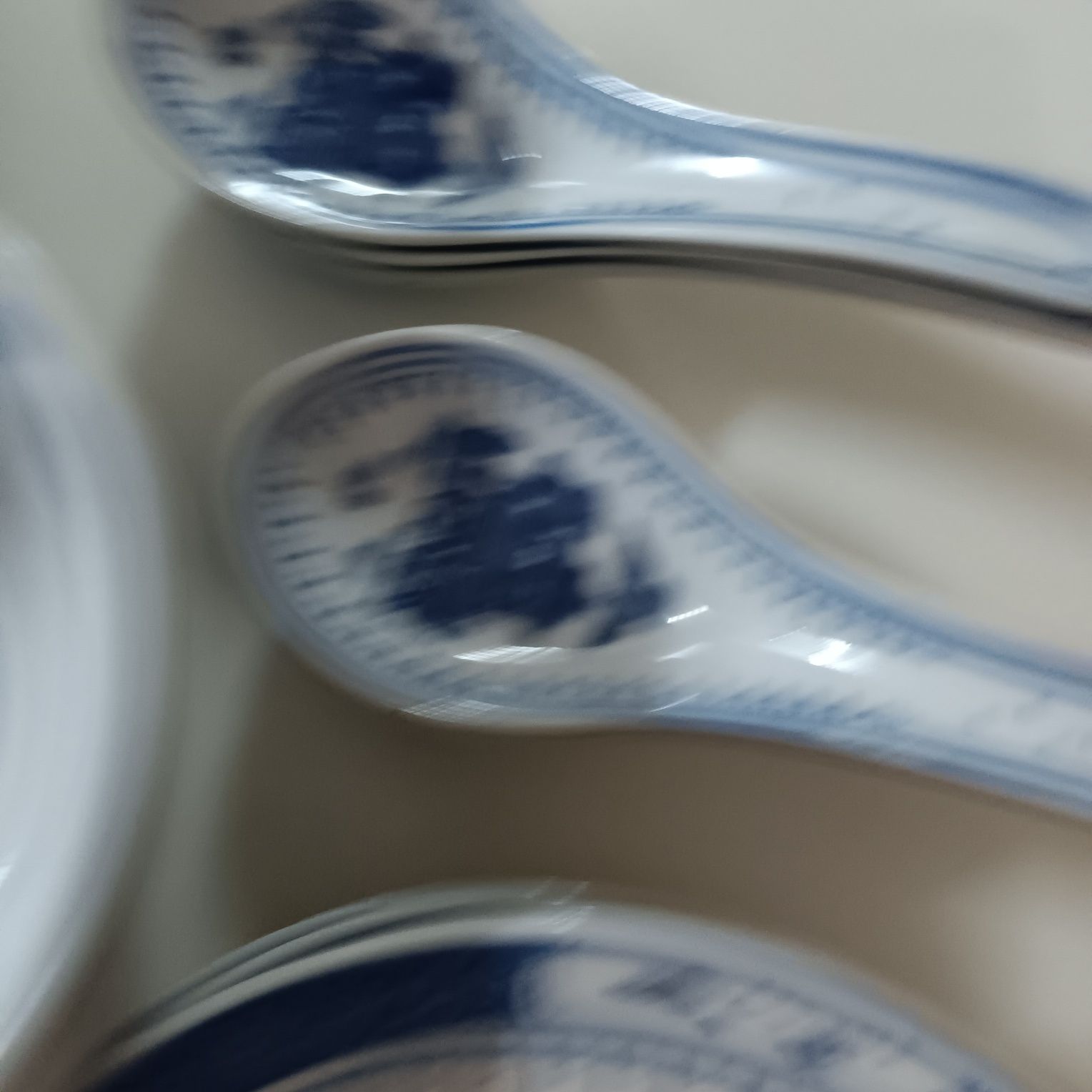 Loiça chinesa , taças pratos e colheres