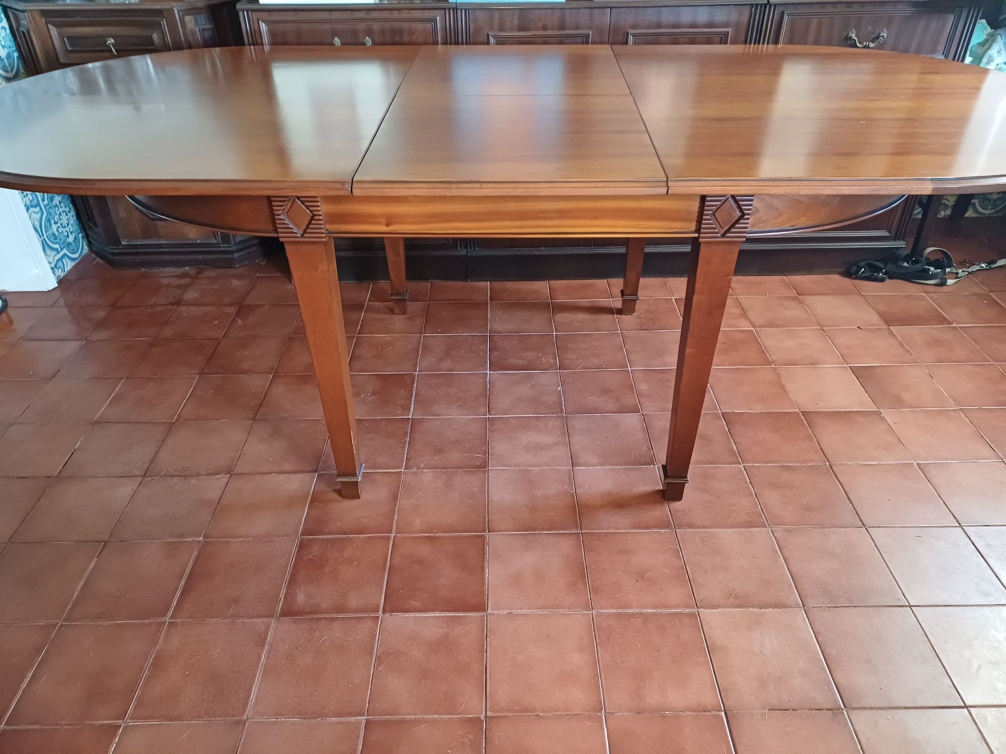 Conjunto mesa e cadeiras em cerejeira