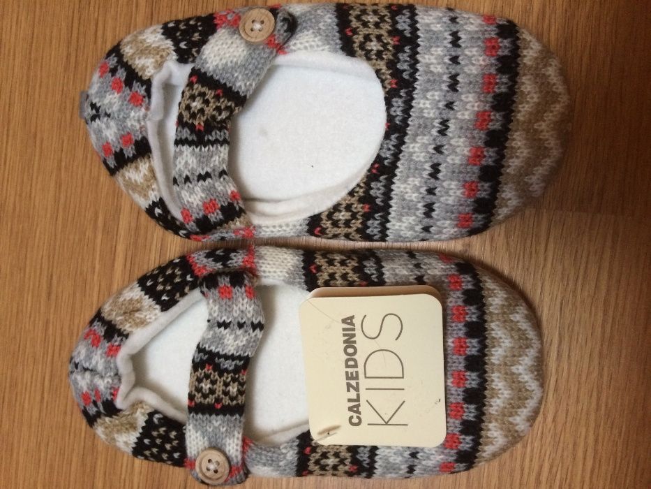 Caneleiras e sapatos de quarto novos