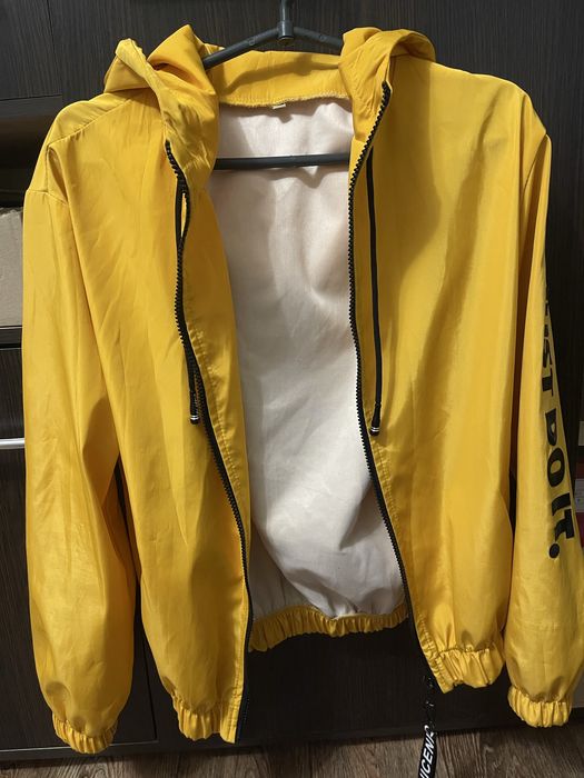 Вітровка жіноча з капюшоном