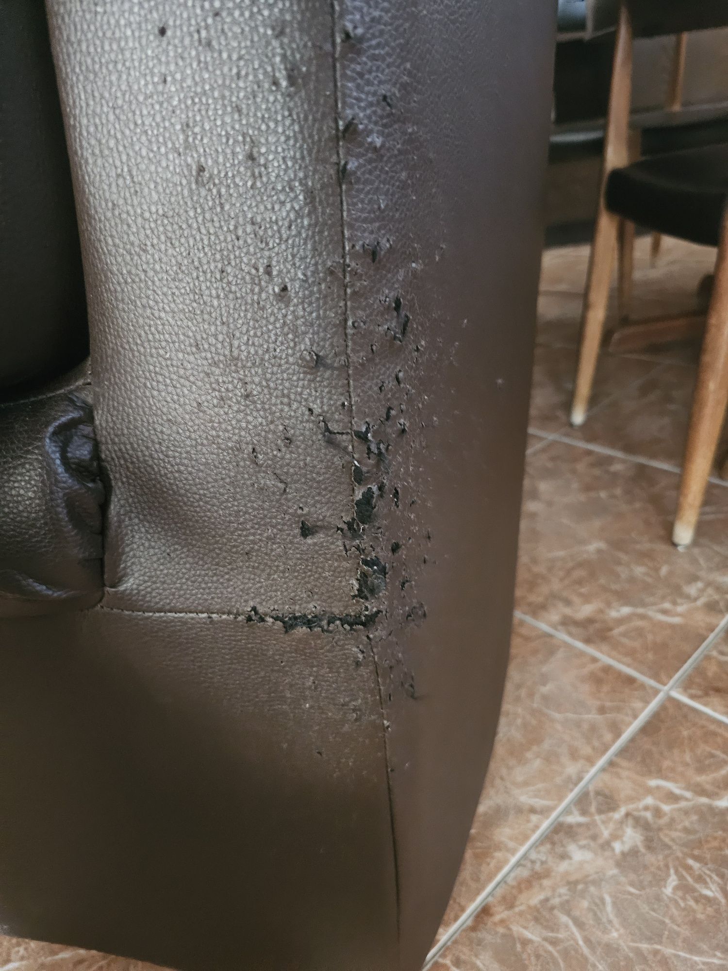 2 sofas castanhos 1 de 2 lugares e 1 de 3 lugares