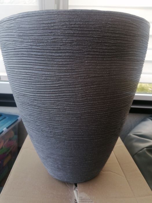 Sprzedam dużą plastikową donicę