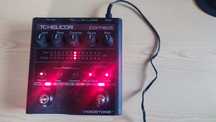Procesor wokalny, efekt TC Helicon Correct Voicetone + akcesoria