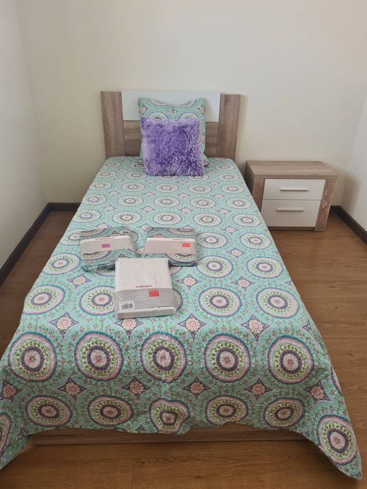Cama individual com cómoda