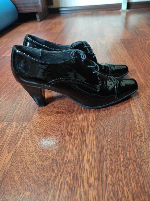 Продам лакированные туфли