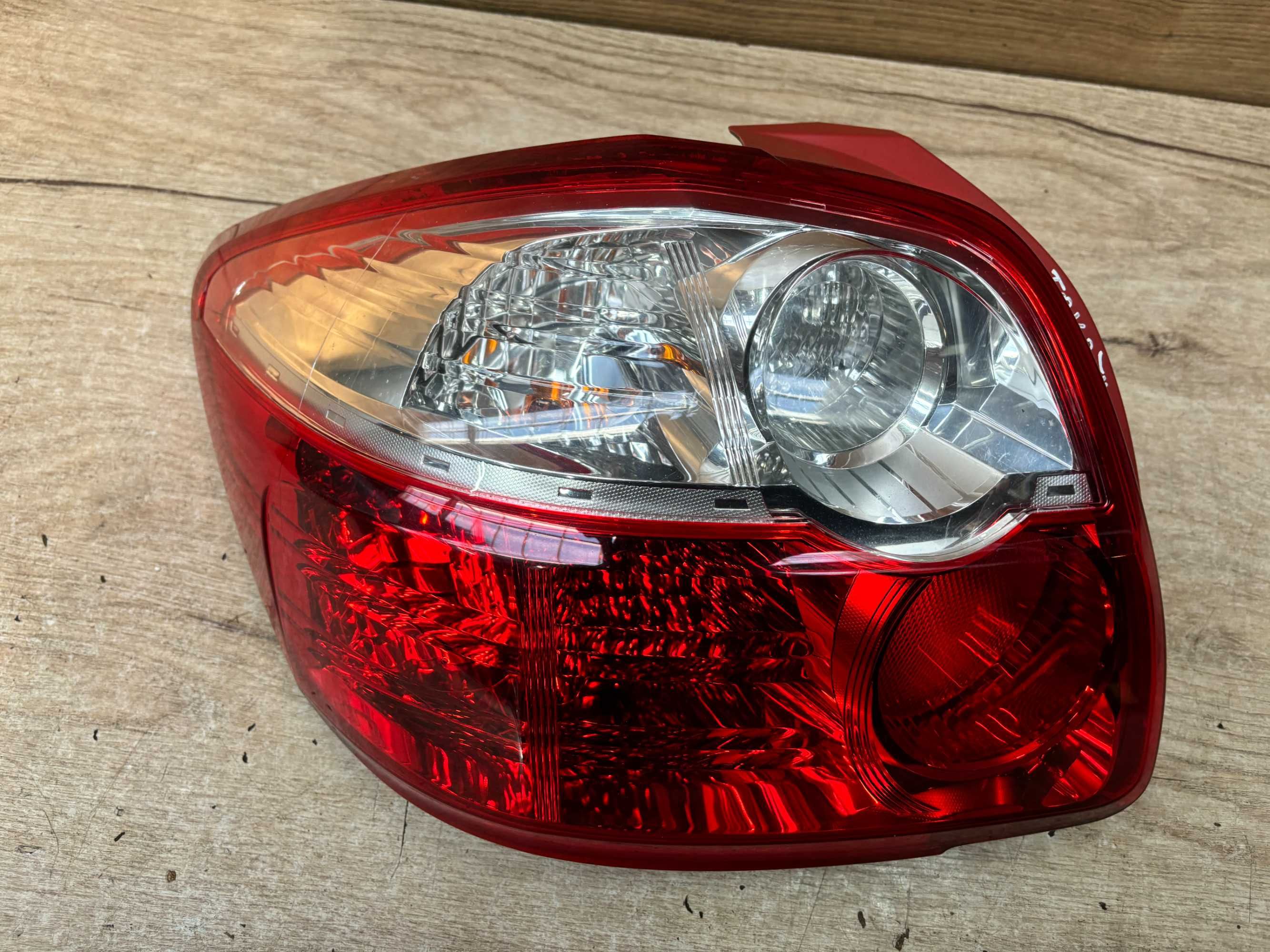 Lampa tylna lewa Toyota Auris 1 lift