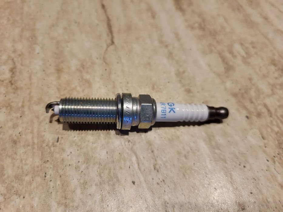 4912 Świeca zapłonowa   DAIHATSU CHARADE VIII; LEXUS CT; MAZDA 2, 3, CX-3, MX-5 IV; SUBARU TREZIA; TOYOTA AURIS, AVENSIS, COROLLA, IQ, PRIUS PLUS, RAV 4 III 1.3-2.0H 11.06-