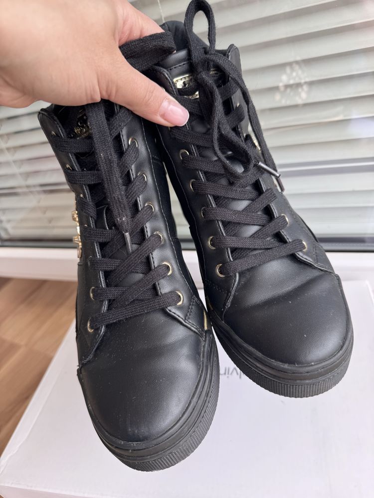 Guess sneakersy z ćwiekami na koturnie model Feelixi rozmiar 39