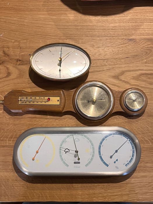 3"barometry,w tym jeden z Ikea.