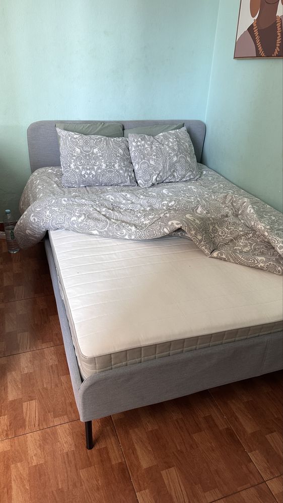 Cama de casal em bom estado
