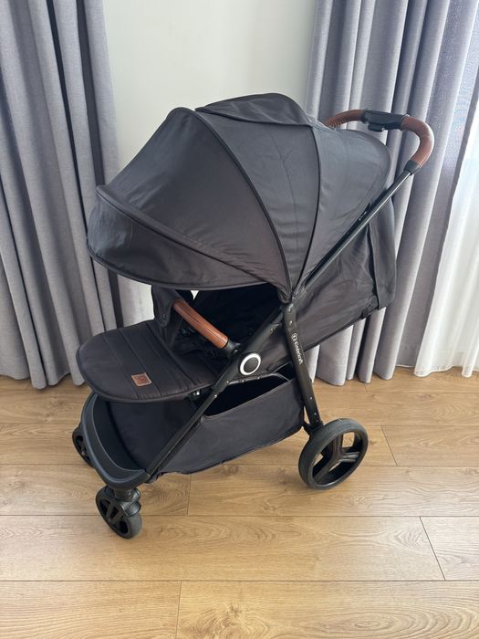 Wózek spacerowy Kinderkraft GRANDE PLUS czarny z brazową rączką