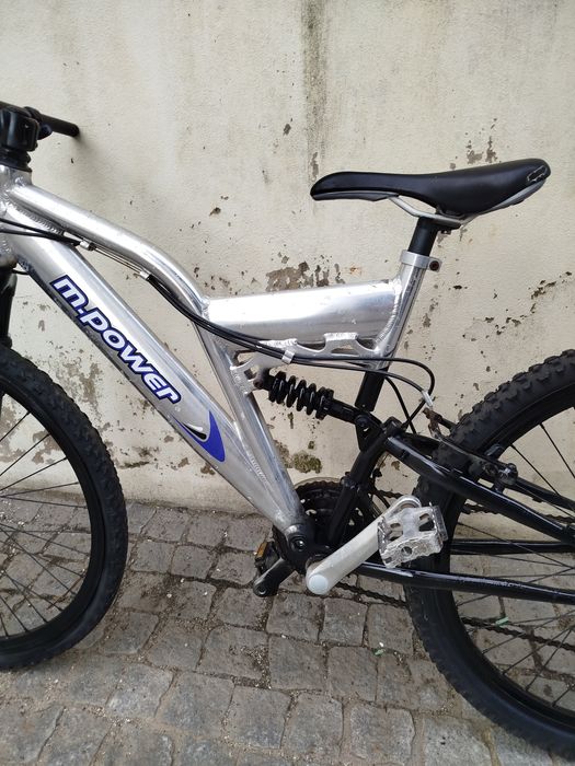 Bicicleta Berg downhill cinzenta