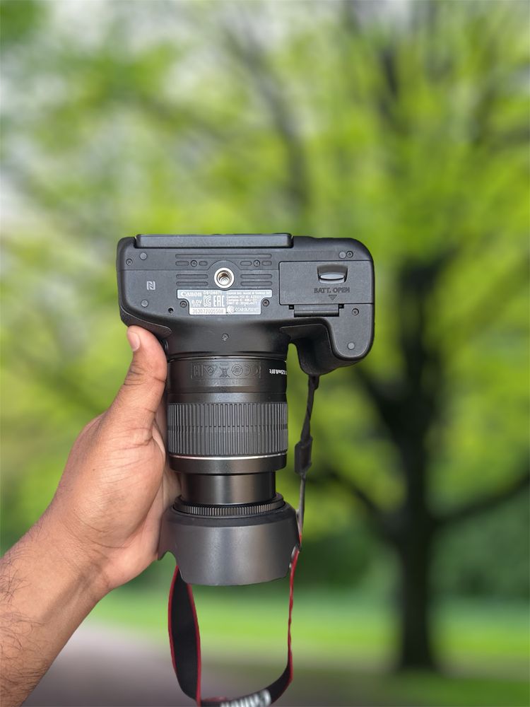 Canon Eos 750D WiFi/ecrã tactile com lente 18-55mm e bolsa