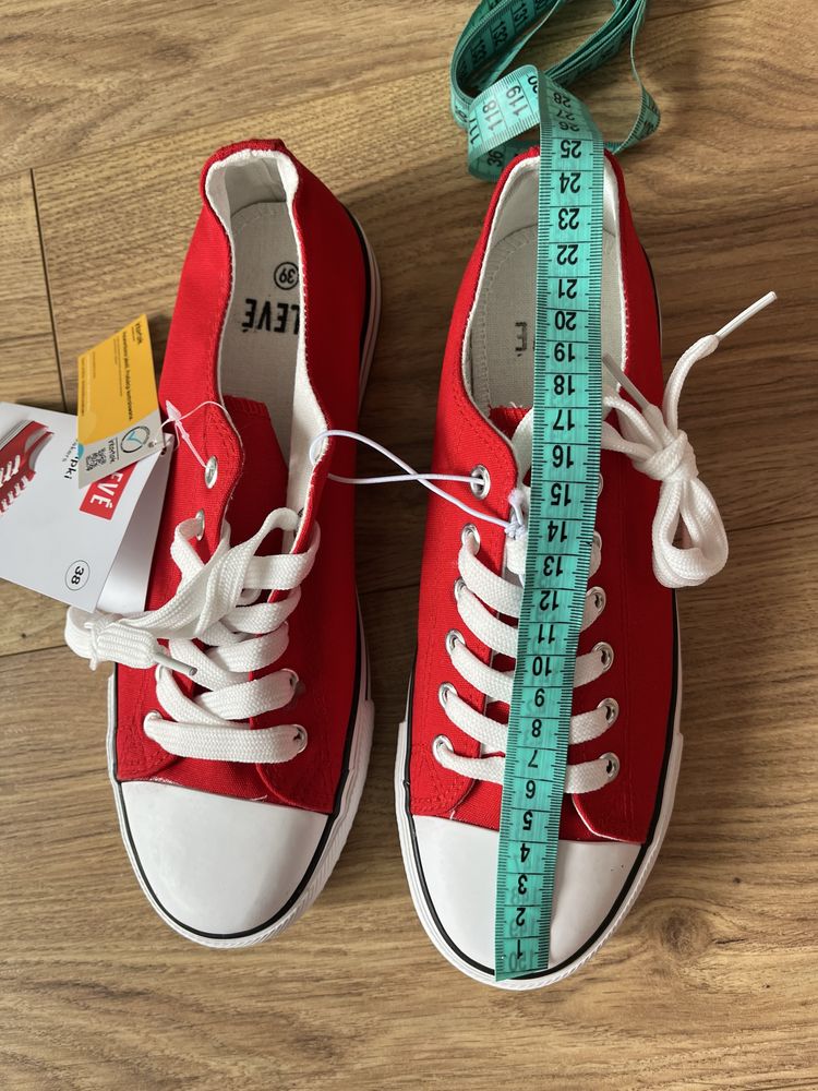 Nowe czerwone trampki