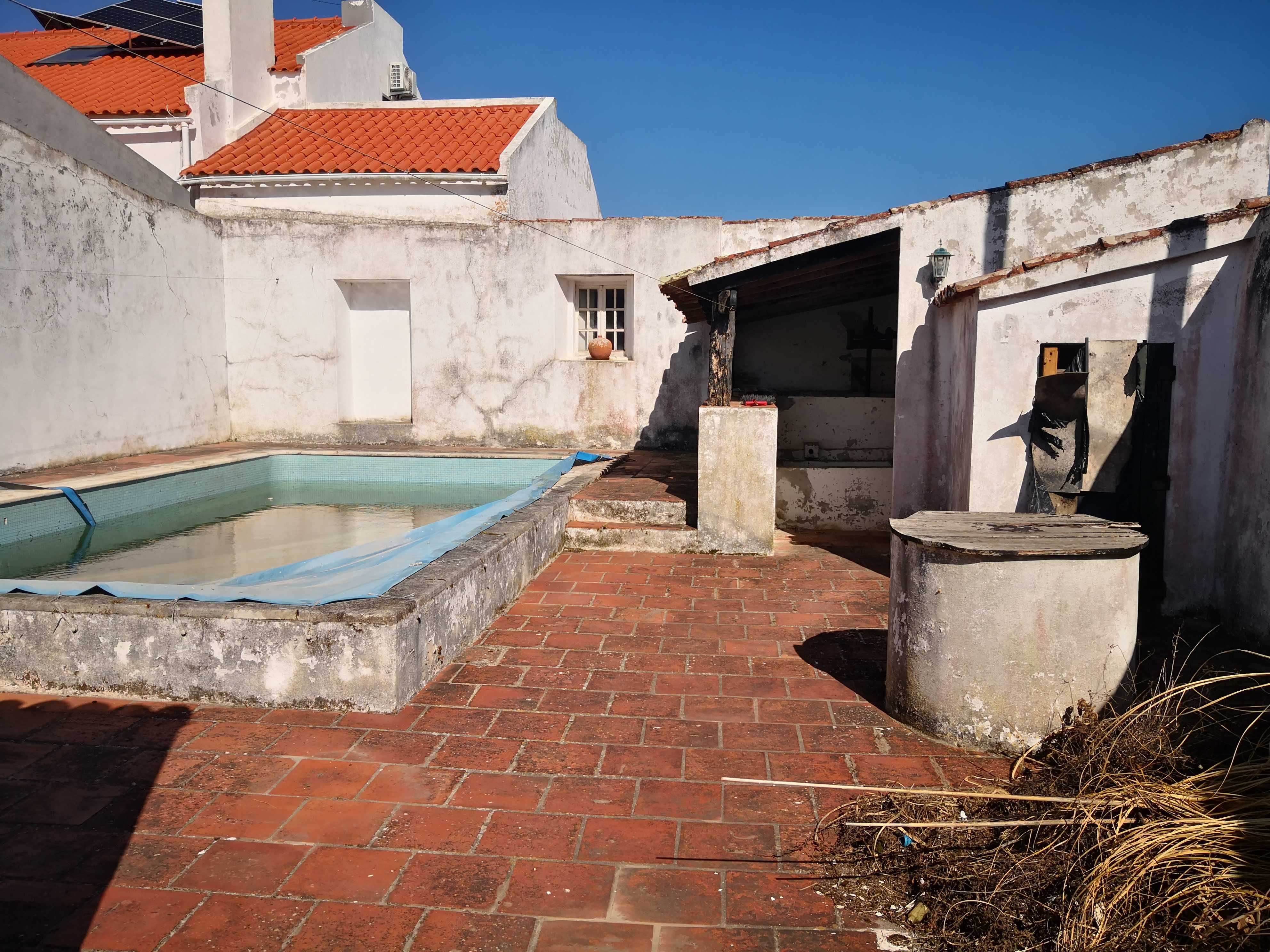 Casa antiga T4 com anexos, piscina e quintal