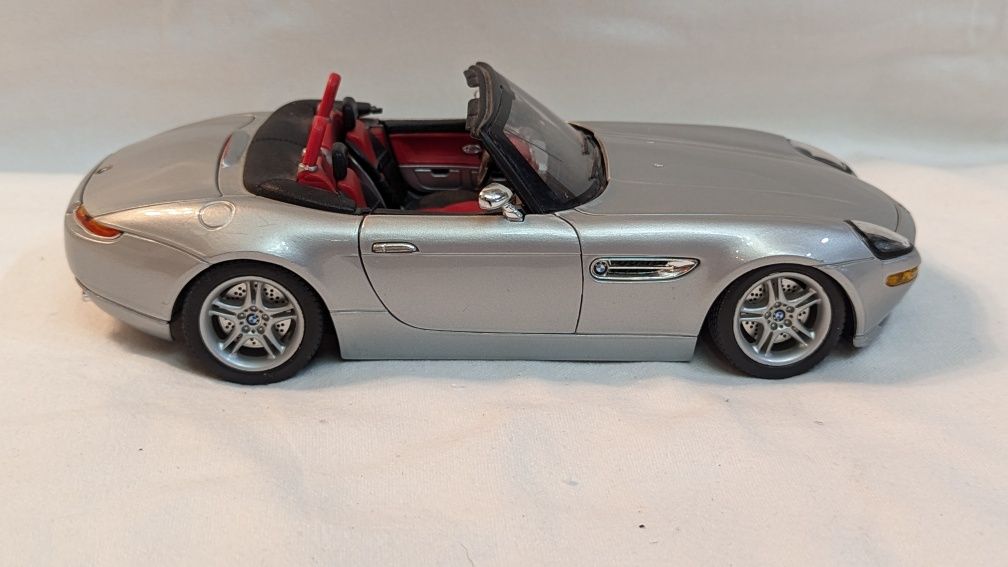 Модель автомобиля BMW Z8 Bburago 1/18