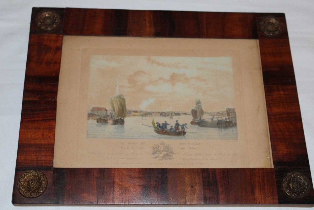 Gravura colorida Francesa, data 1776, moldura Império,