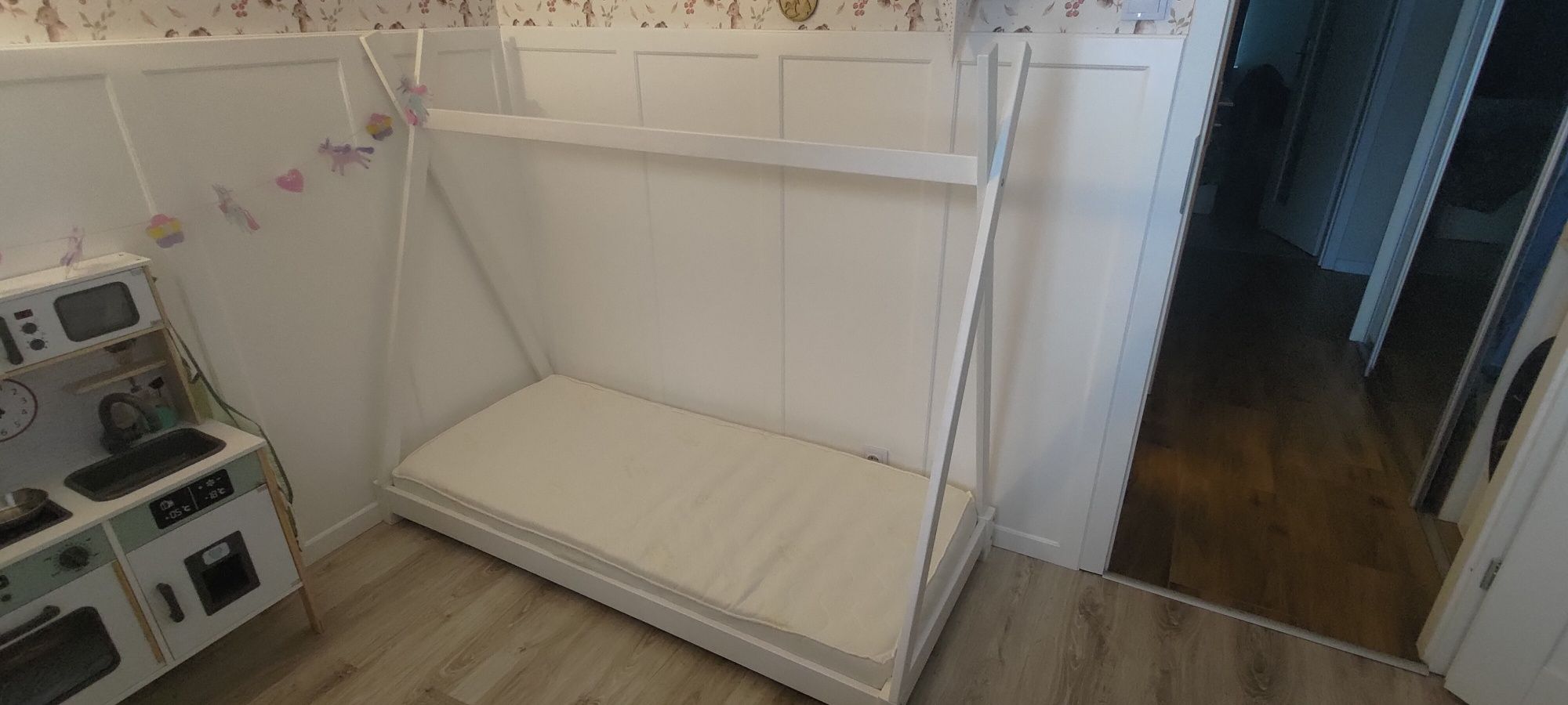 Łóżko tipi wraz z materacem i stelażem