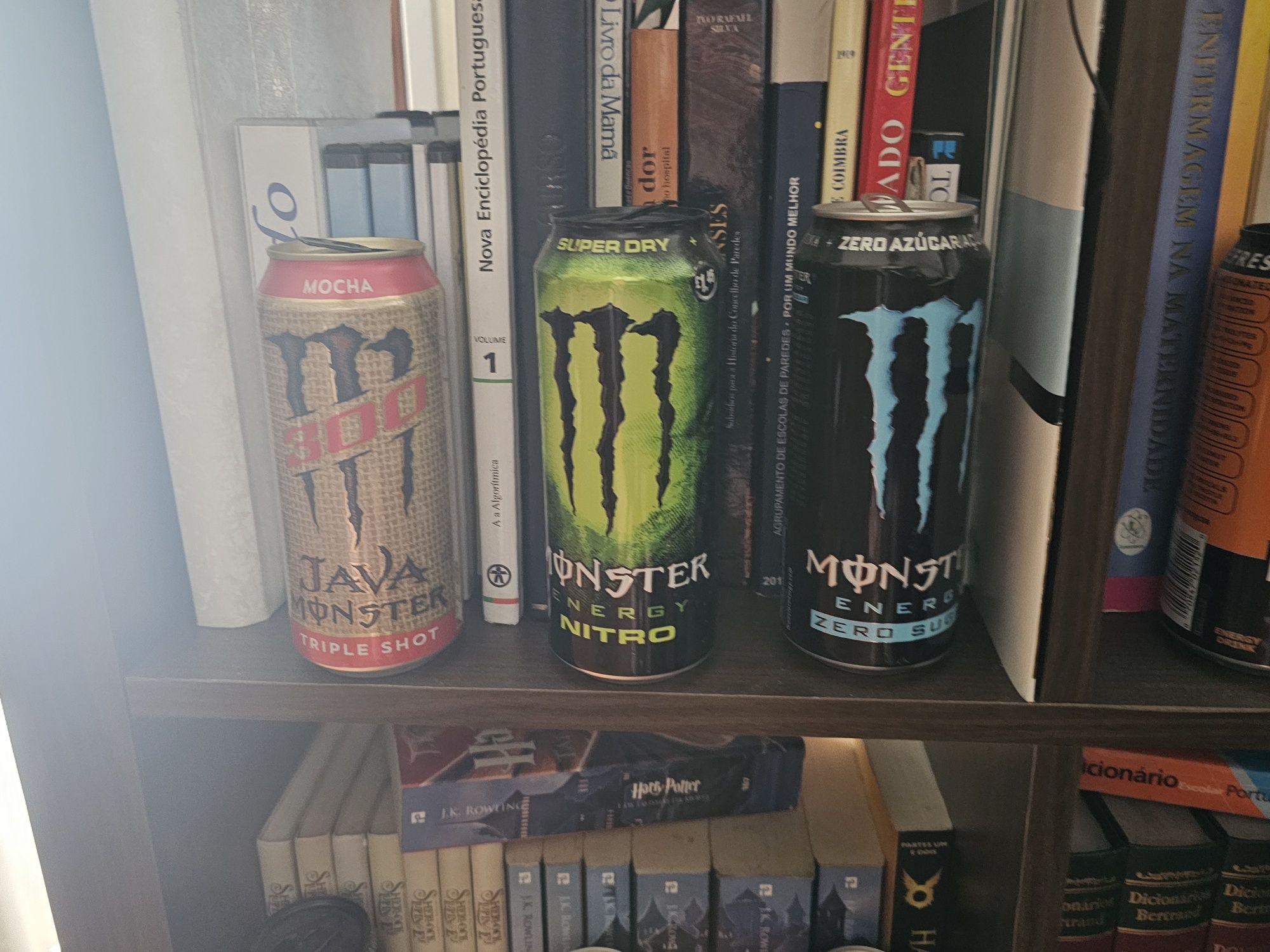 Latas monster vazias