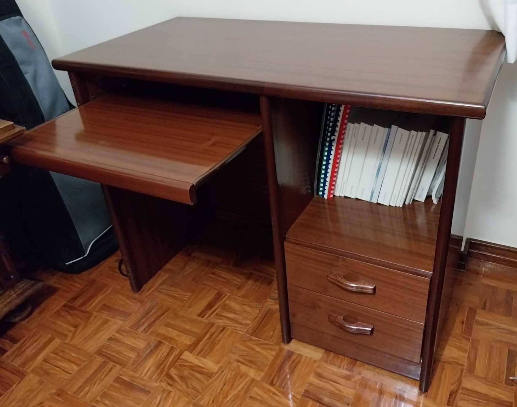 Mesa de Computador e Cadeira