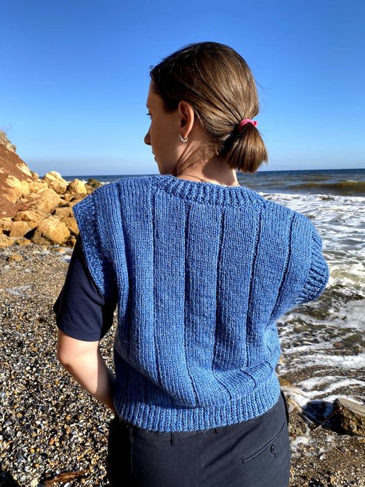 Трендова безрукавка (жилет) в'язана ручної роботи