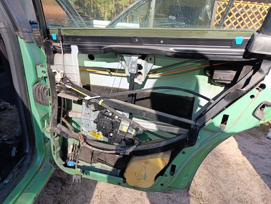 Запчасти на Ауди А4 В5 Кватро универсал б/у