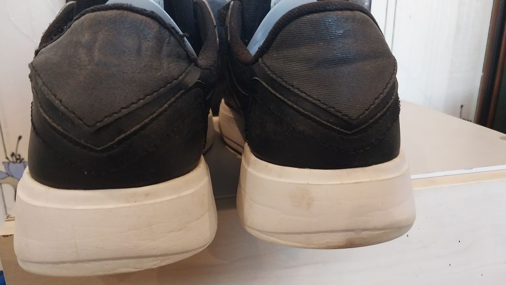 Продам мужские осенние кроссовки  Сникерсы Anta