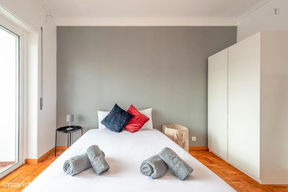 457049 - Quarto com cama de casal, com varanda...
