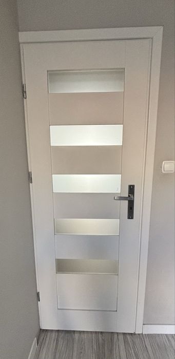 Drzwi skrzydło z klamka