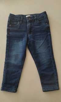 Chłopięce jeansy regular z przetarciami Reserved 98
