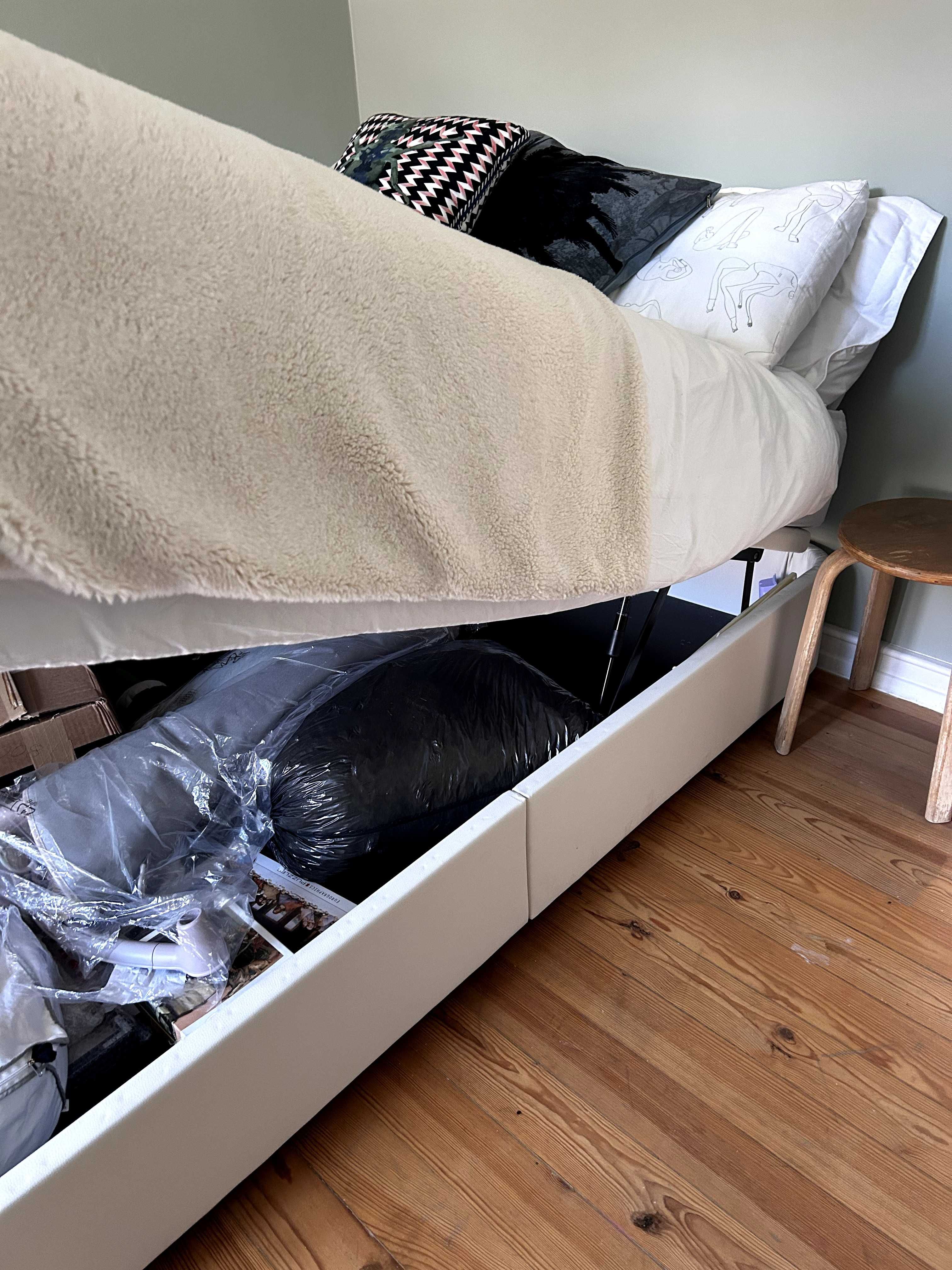 Cama otomana estofada e colchão de molas ensacadas
