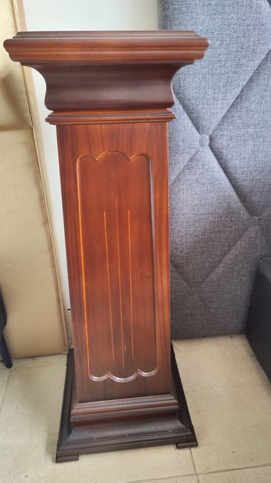 Mesa de madeira e outras peças