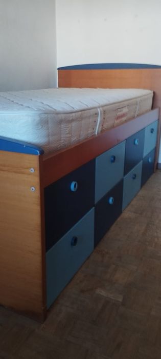 Cama / Estrado com gavetas (colchão incluído)