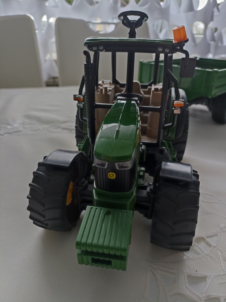 Bruder 02108 traktor John Deere z przyczepą