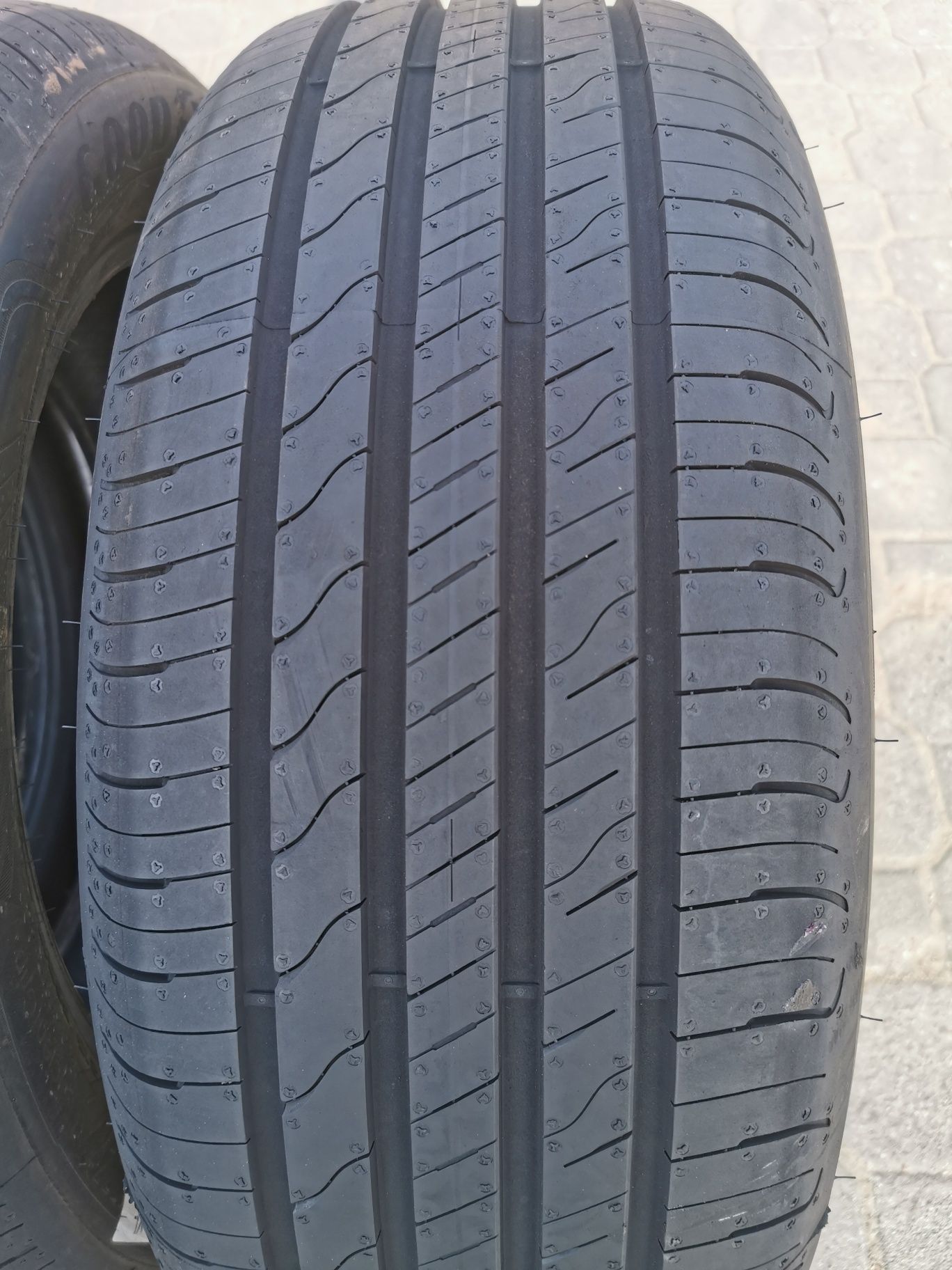 Komplet opon 215/55r17 98W Goodyear EfficientGrip Performance 2