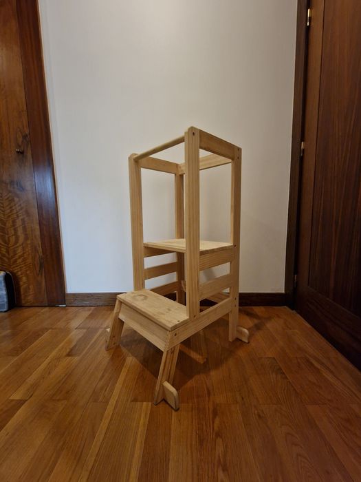Torre montessori de criança para cozinha