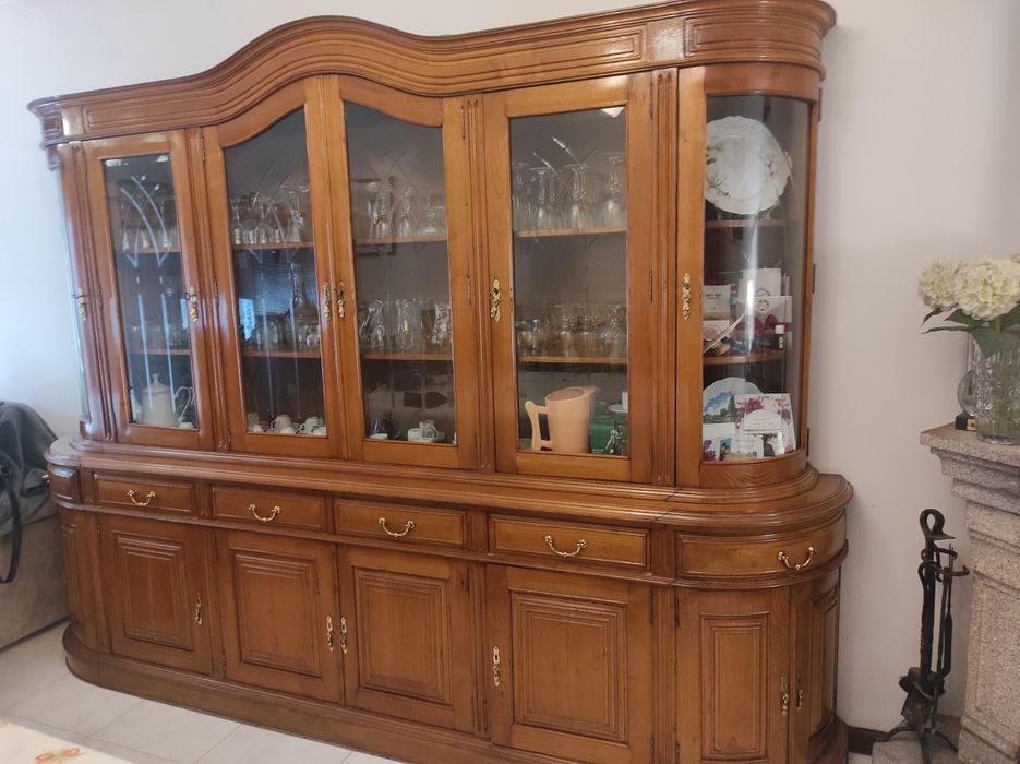 Móvel de sala com cristaleira