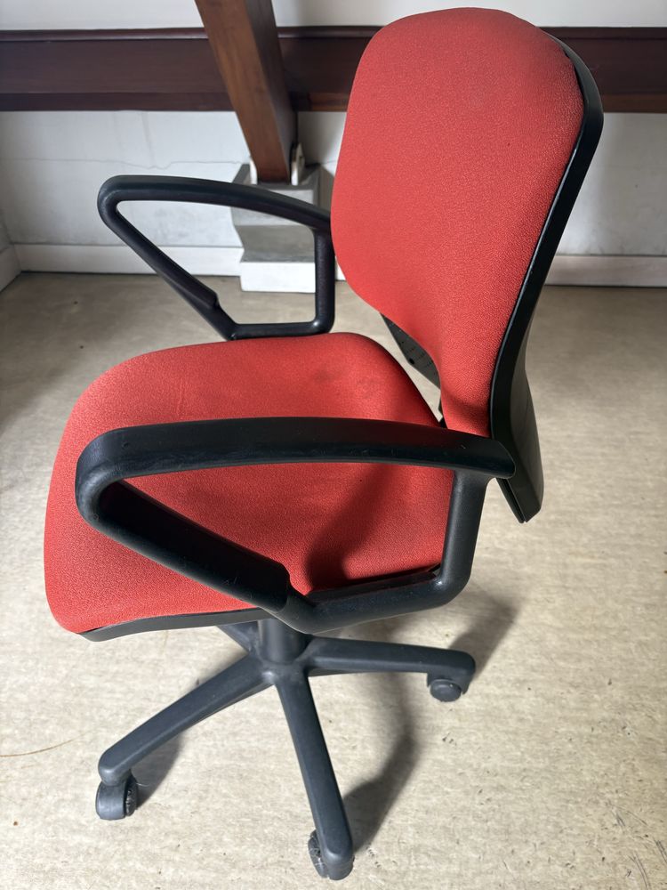 Cadeira de escritorio com rodas